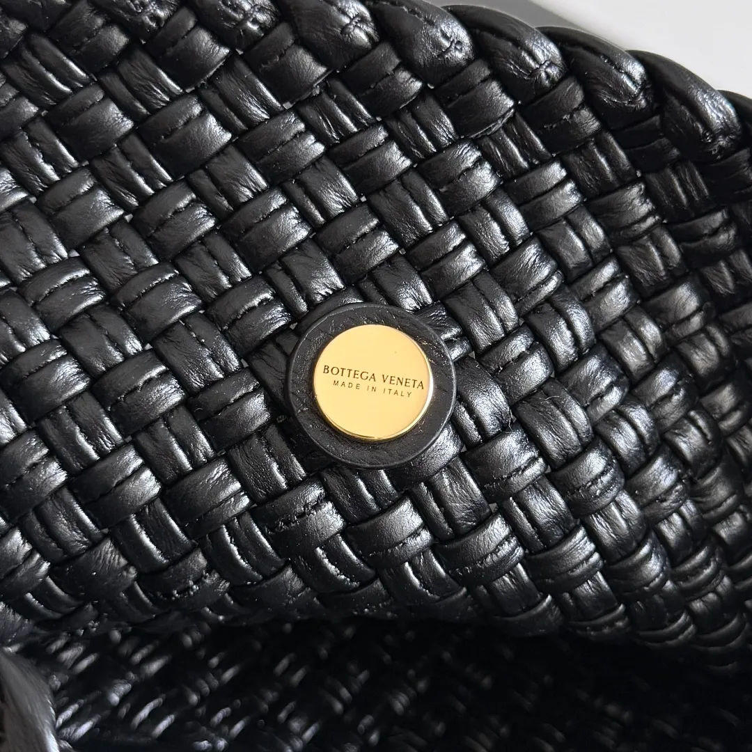 Batch 2480 Bottega Veneta's Tosca, made with exquisite intrecciato weaving technology, three-dimensional trapezoidal cut, neat lines outline a high-end box structure that never fades, giving the soft lambskin a unique silhouette ✨ Small gold balls are embellished to add a sense of fashion, and one leather strip is woven in one piece, simple and advanced. The capacity is suitable for daily life, lifting weight is light, and showing a calm aura in every step. The shoulder-carrying design is practical and carries a low-key taste and relaxed fashion. It is a treasure item that adds points to your outfit. If you know BV, don’t miss it ~ Tosca is your silent business card when traveling around the world. Style number: 777680 Size: 17*19.5*1cm
